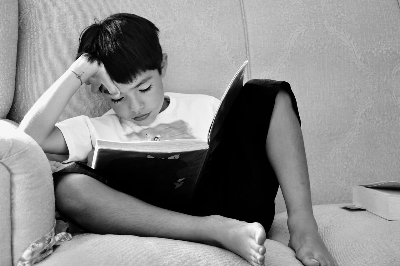 Niño leyendo para que medir coeficiente intelectual